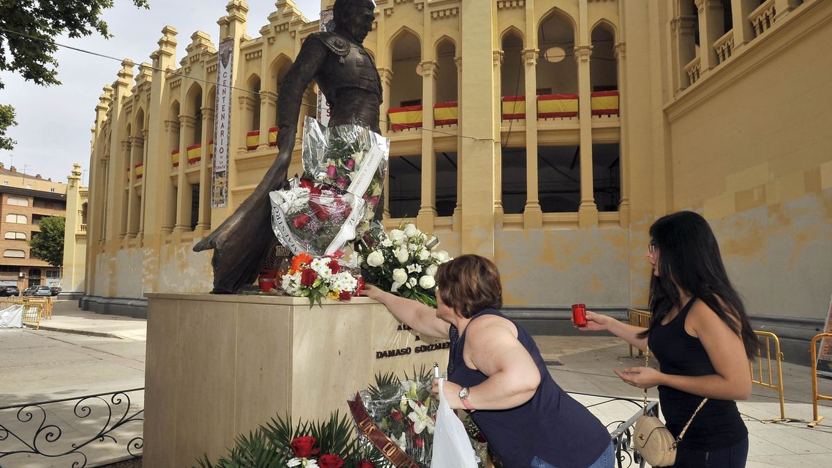 Miles de personas dan su último adiós a Dámaso González en Albacete