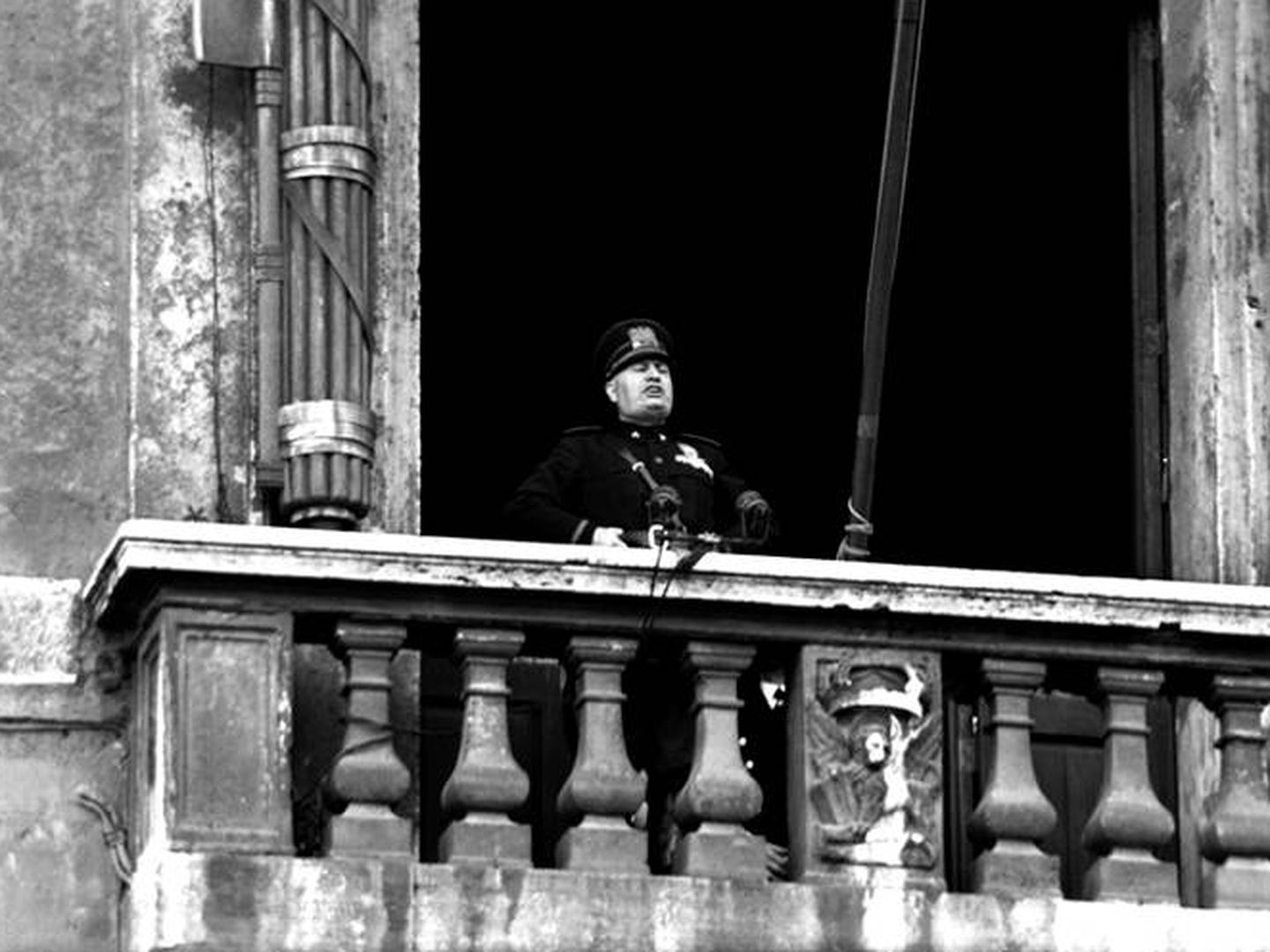 El 10 de junio de 1940 el Duce declaró la guerra a Francia y Gran Bretaña en el proverbial balcón de piazza Venezia