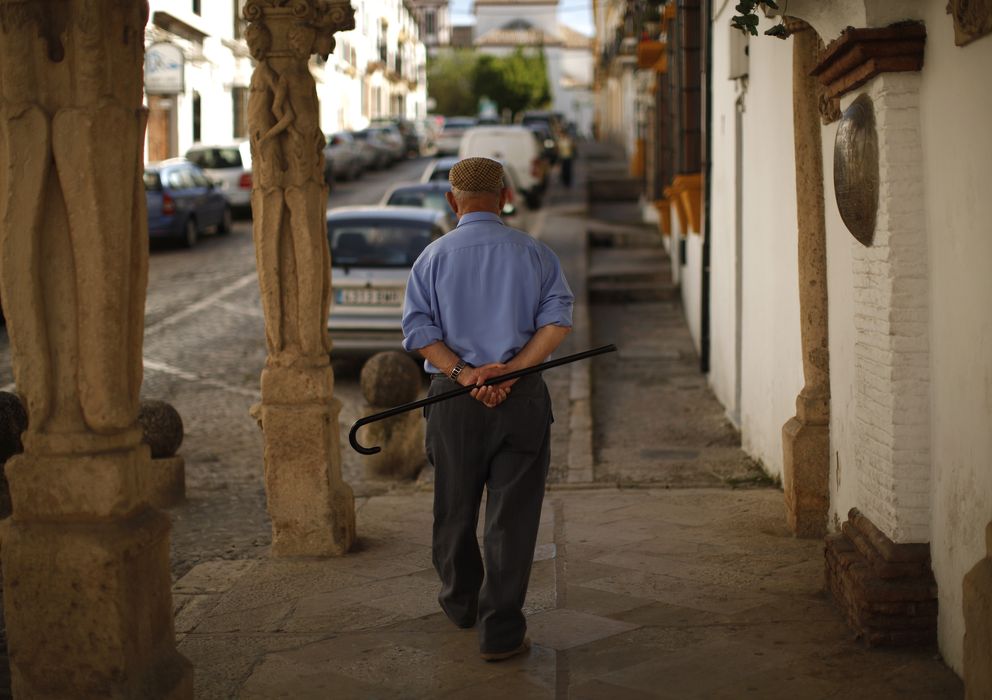 Foto: Un jubilado en la localidad malagueña de Ronda. (Reuters/jon nazca)