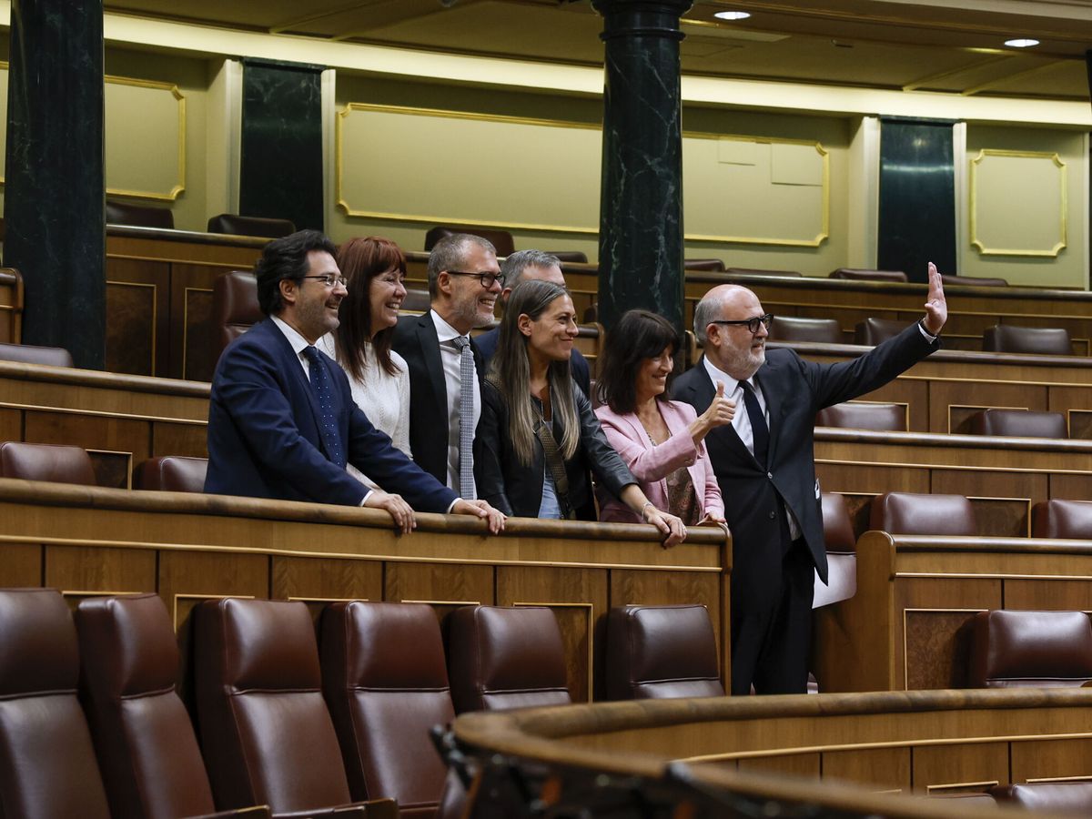 Foto: Los diputados de Junts celebran la aprobación de la ley de amnistía. (EFE/JJ Guillen)