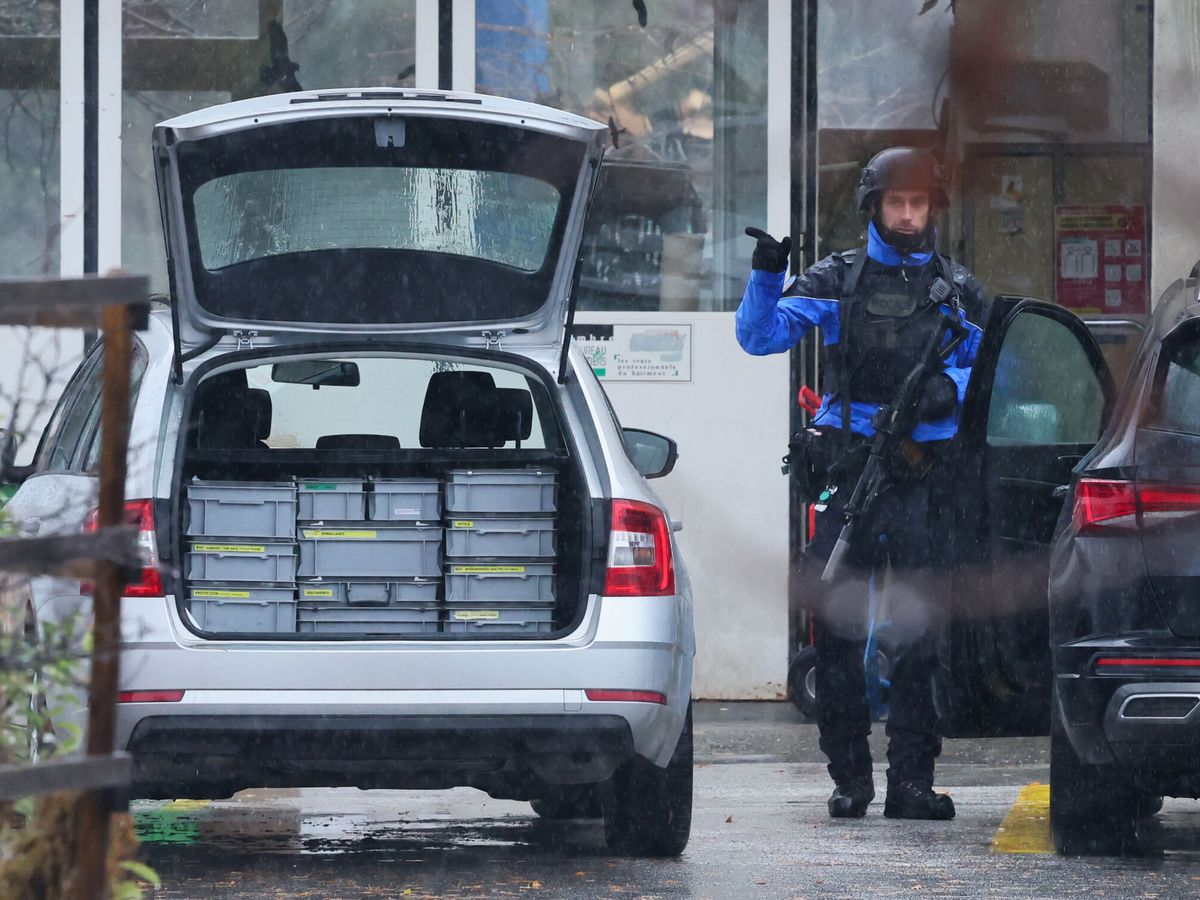 Foto: La policía tras el tiroteo en la ciudad suiza de Sion. (Reuters/Denis Balibouse)