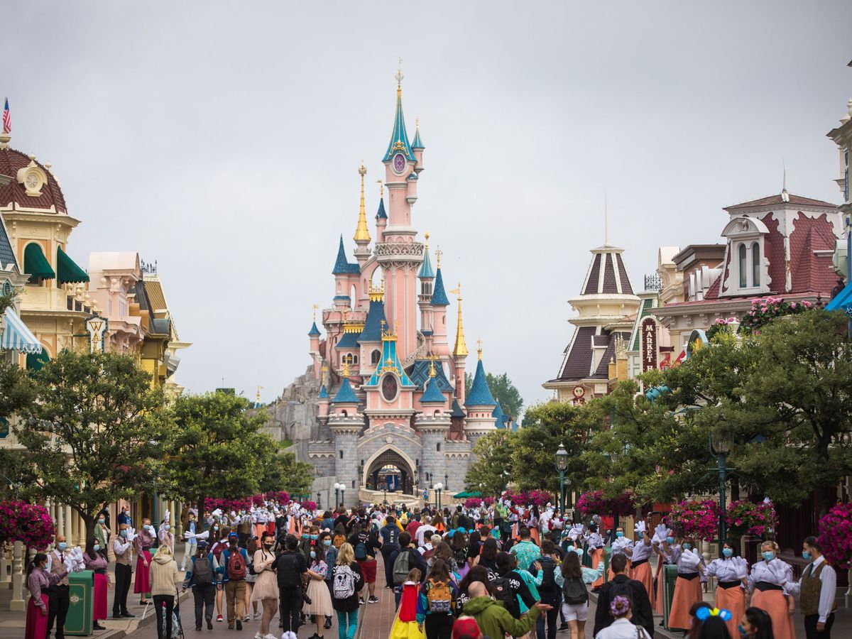 Foto: Los parques Disney reciben a miles de personas cada día (EFE EPA/Christophe Petit Tesson)