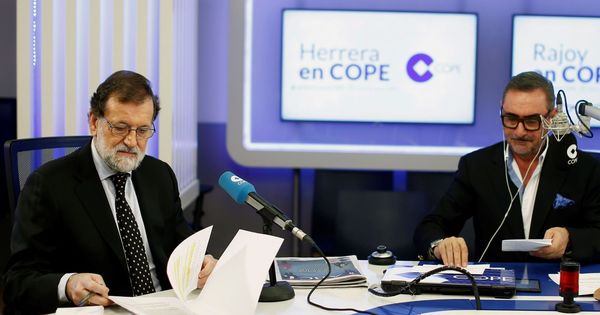 Foto: Carlos Herrera durante una entrevista con Mariano Rajoy en la COPE. 