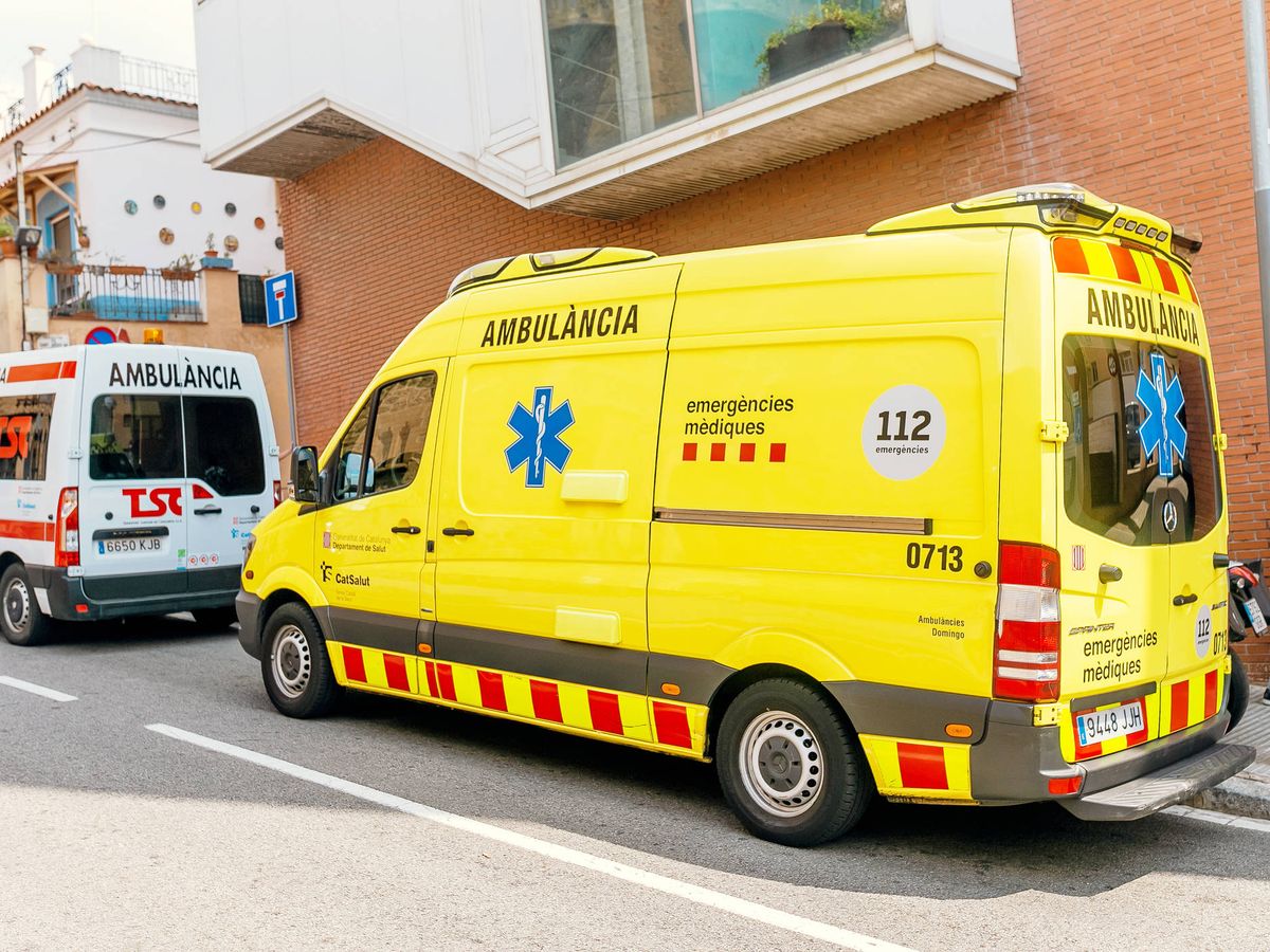 Foto: Dos ambulancias en Barcelona, en una imagen de archivo. (iStock)