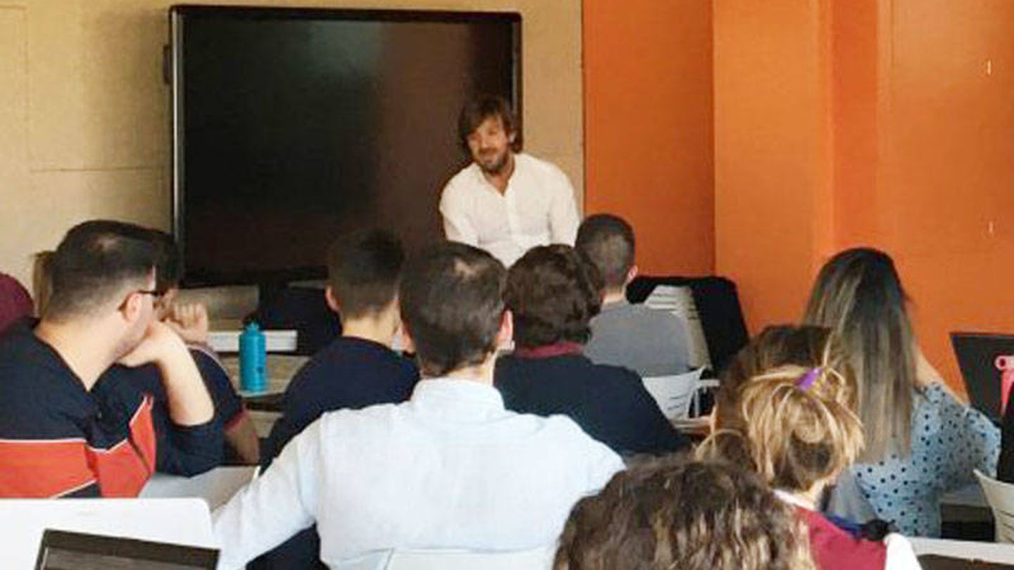 Rosauro Varo imparte una clase en un máster universitario en Sevilla. (Universidad Pablo de Olavide)