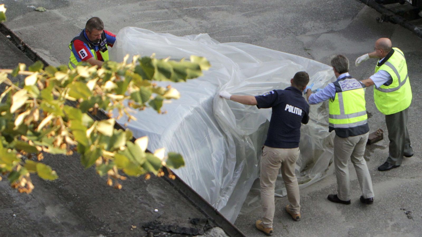 Foto: Una unidad de la policía científica española durante el análisis que ha realizado del coche de Sergio Morate. (EFE)