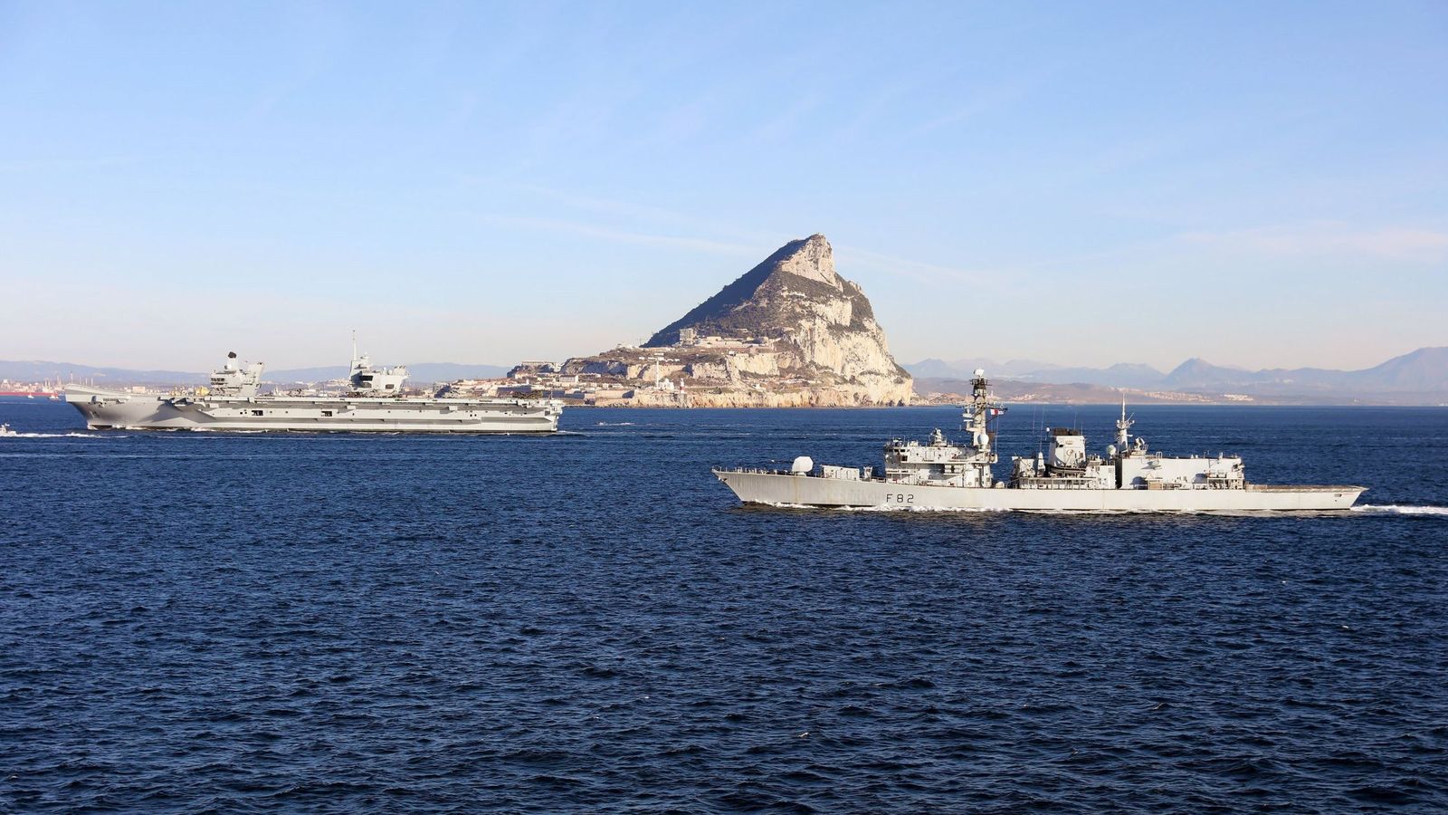 Foto: El portaaviones de la Marina Real Británica Queen Elizabeth y el 23 Frigate HMS Somerset (d) a su llegada a Gibraltar el pasado mes. (EFE)
