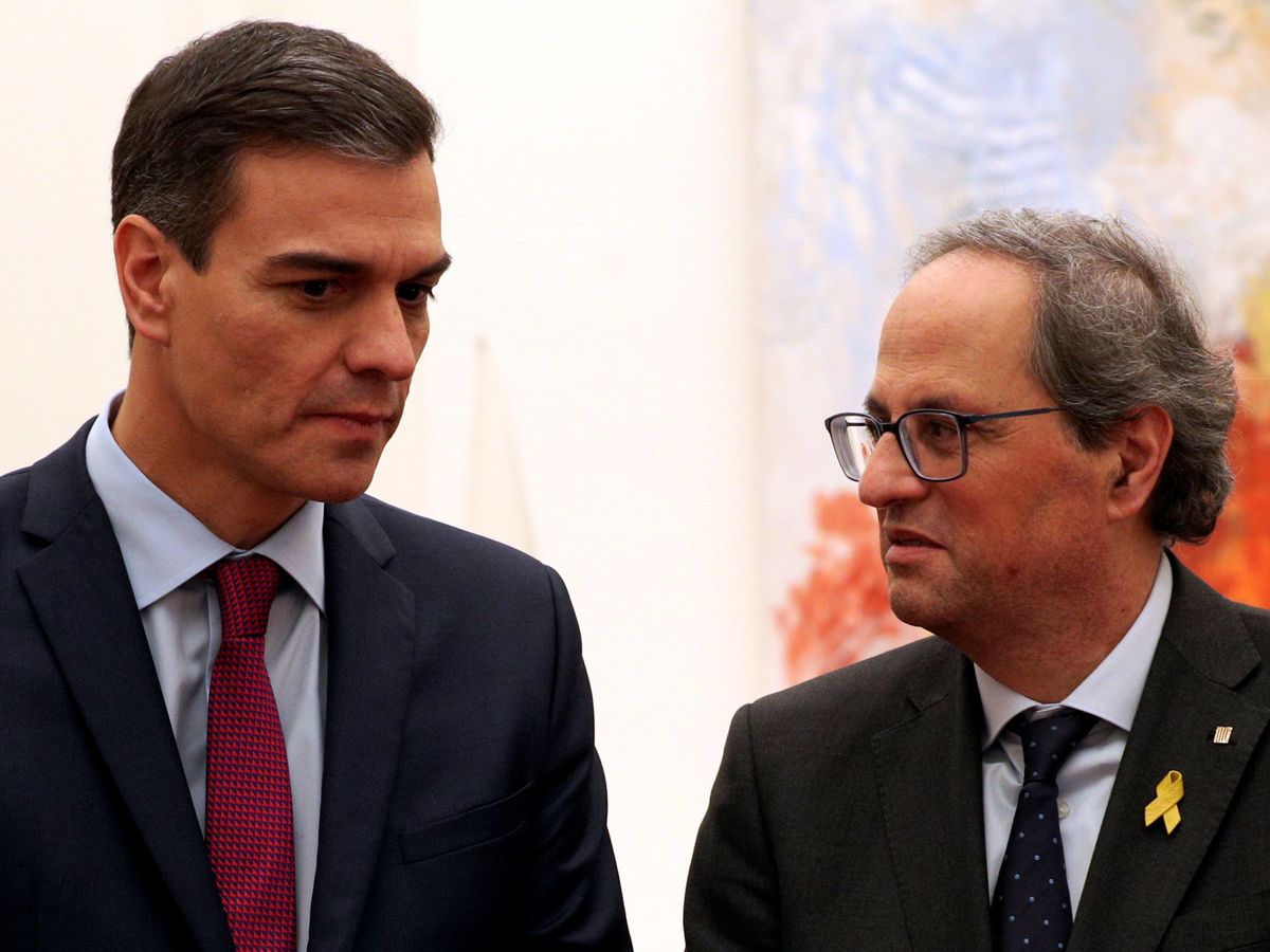 Foto: Pedro Sánchez y Quim Torra hablan tras su reunión en el palacio de Pedralbes, en Barcelona, el pasado 20 de diciembre. (Reuters)