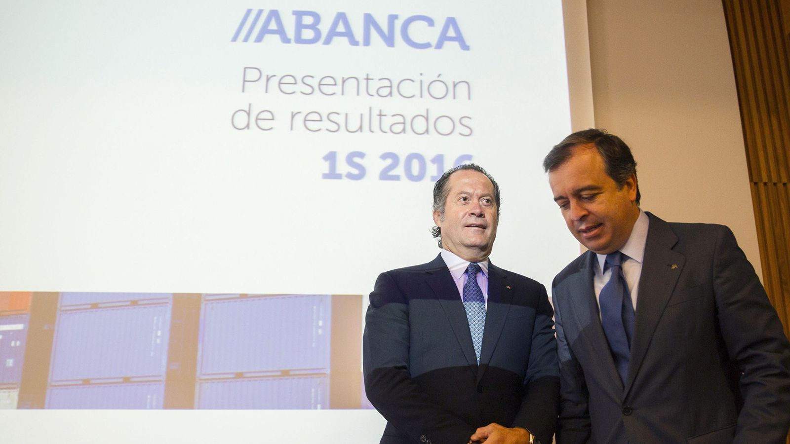 Foto: El vicepresidente de Abanca, Juan Carlos Escotet (c), acompañado del consejero delegado, Francisco Botas. (EFE)
