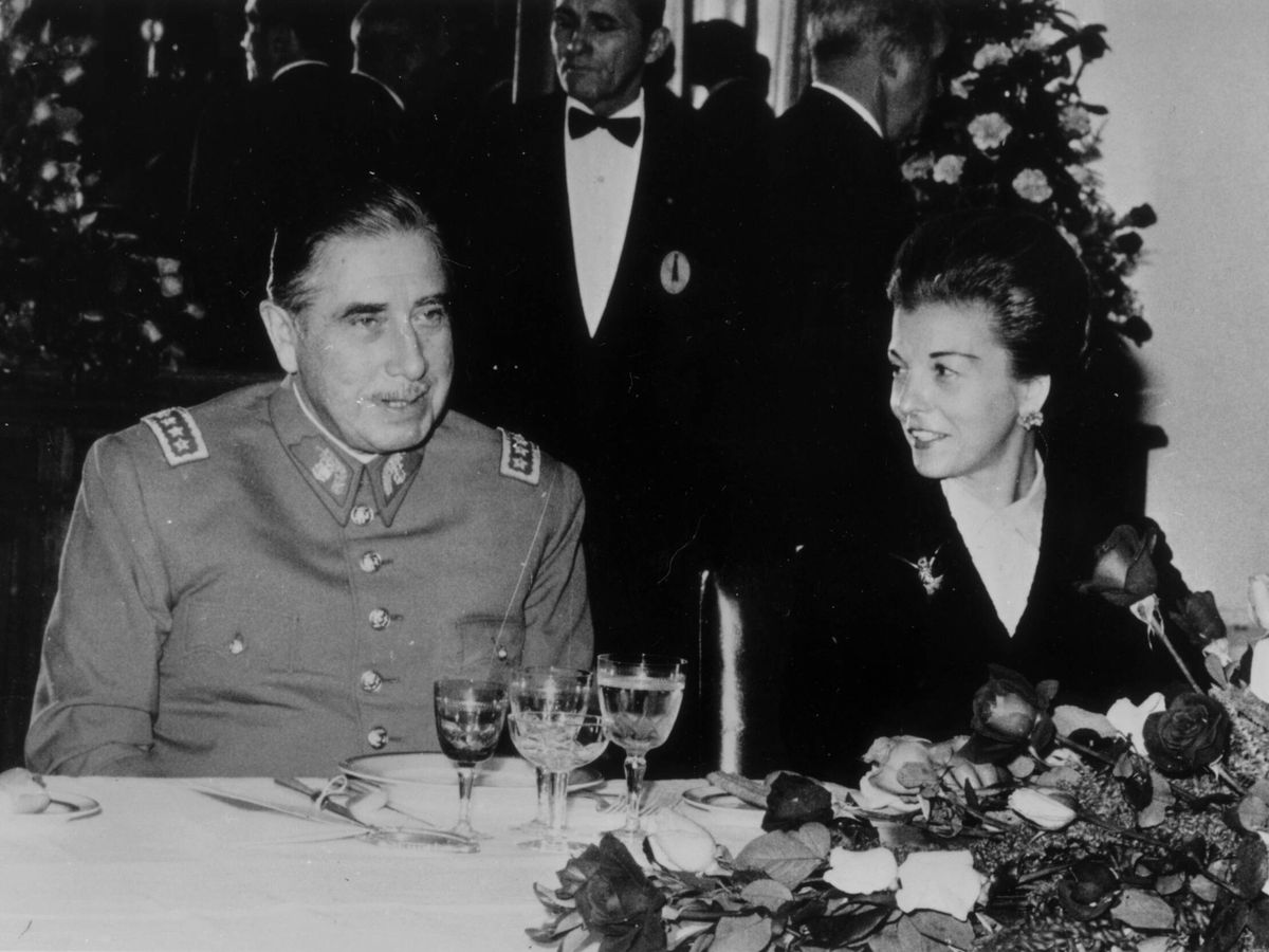 Foto: Augusto Pinochet junto a María Estela Martínez de Perón en 1975. (Getty/Keystone)