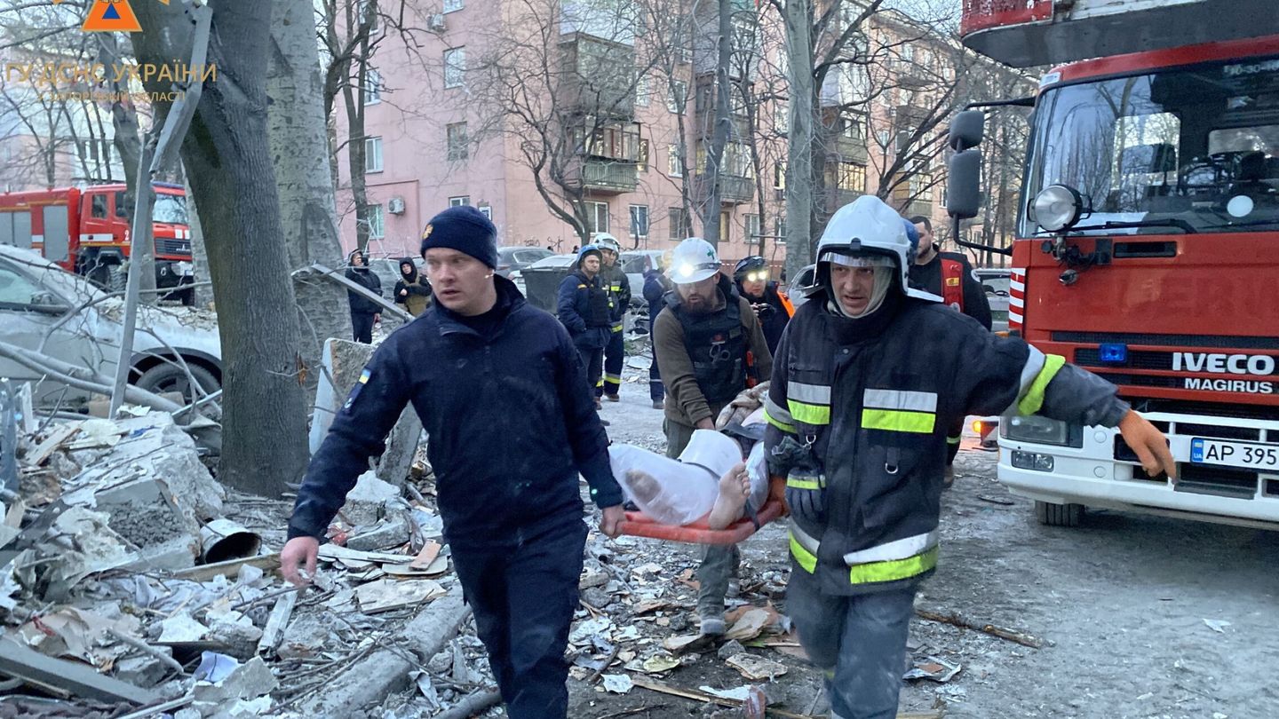 Rescuers and medics carry a man evacuated from a residential building heavily damaged by a Russian missile strike, amid Russia's attack on Ukraine, in Zaporizhzhia, Ukraine March 2, 2023. Press service of the State Emergency Service of Ukraine Handout via REUTERS ATTENTION EDITORS - THIS IMAGE HAS BEEN SUPPLIED BY A THIRD PARTY.