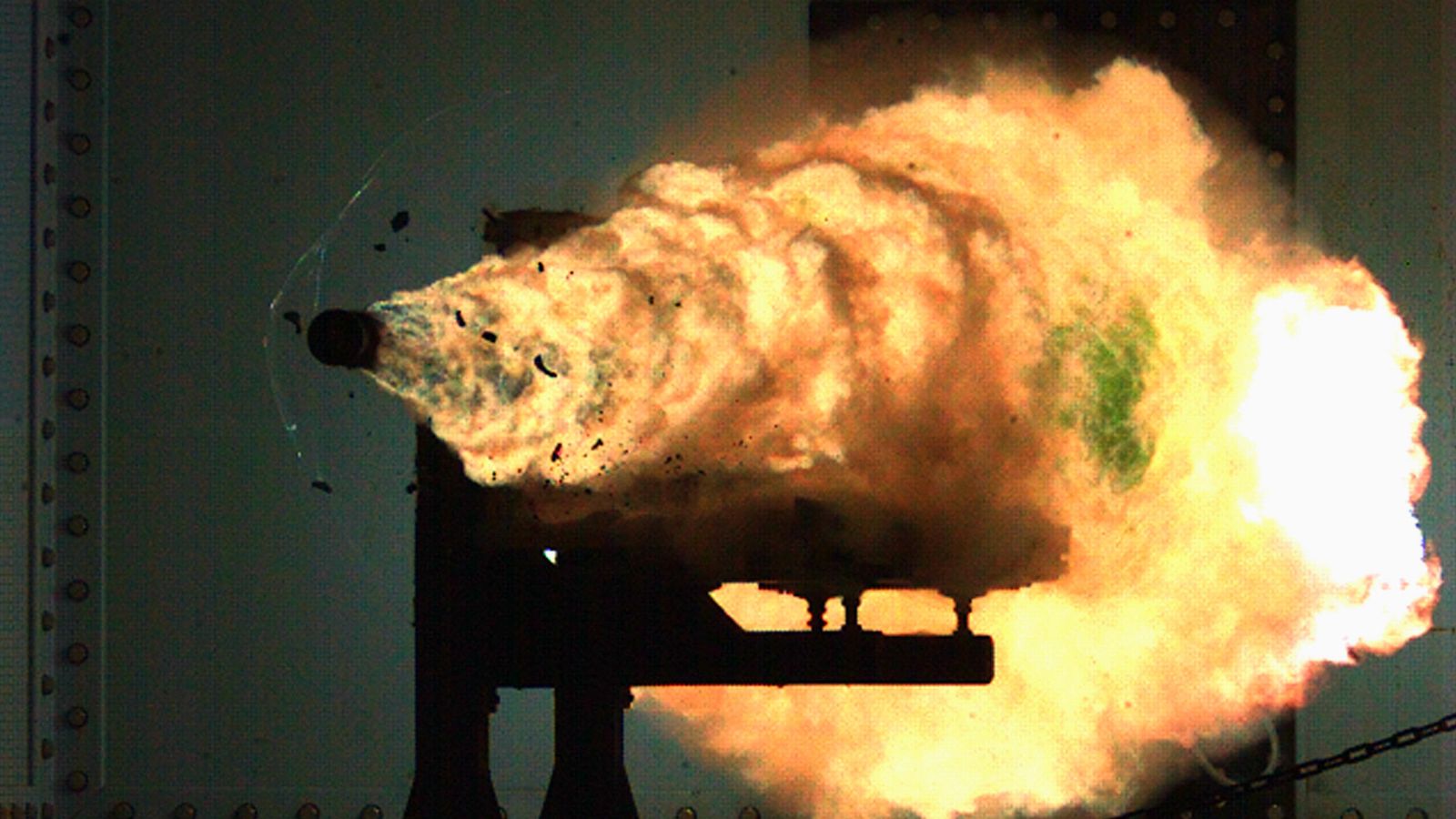 Foto: Prueba de cañón electromagnético realizada en 2008 por la marina de EEUU. (Foto: Wikimedia Commons)