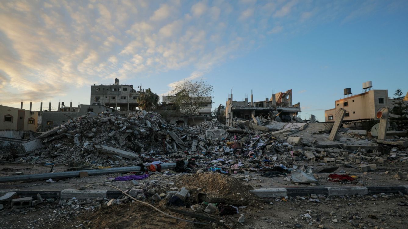 Foto: El Ejército israelí bombardeó el campamento de refugiados de Al Bureije en Gaza. (EFE/EPA/Mohammed Saber)