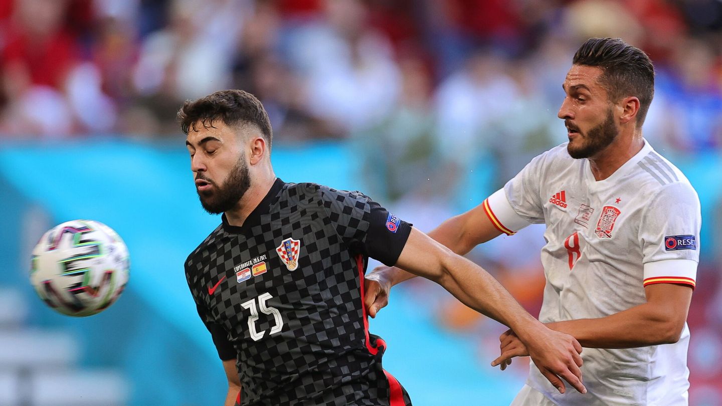 Copenhagen (Denmark), 28 06 2021.- Josko Gvardiol (L) of Croatia in action against Koke (R) of Spain during the UEFA EURO 2020 round of 16 soccer match between Croatia and Spain in Copenhagen, Denmark, 28 June 2021. (Croacia, Dinamarca, España, Copenhague) EFE EPA Friedemann Vogel   POOL (RESTRICTIONS: For editorial news reporting purposes only. Images must appear as still images and must not emulate match action video footage. Photographs published in online publications shall have an interval of at least 20 seconds between the posting.)