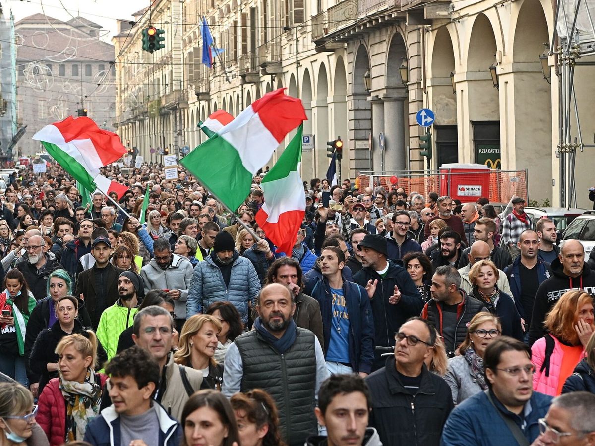 Foto: Protesta contra el uso de certificado covid en Turín. (EFE/Alessandro di Marco)