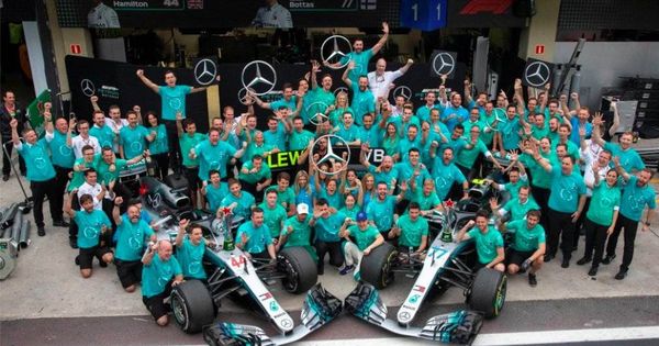 Foto: Mercedes celebra el mundial de constructores en Brasil. (Twitter: @F1)