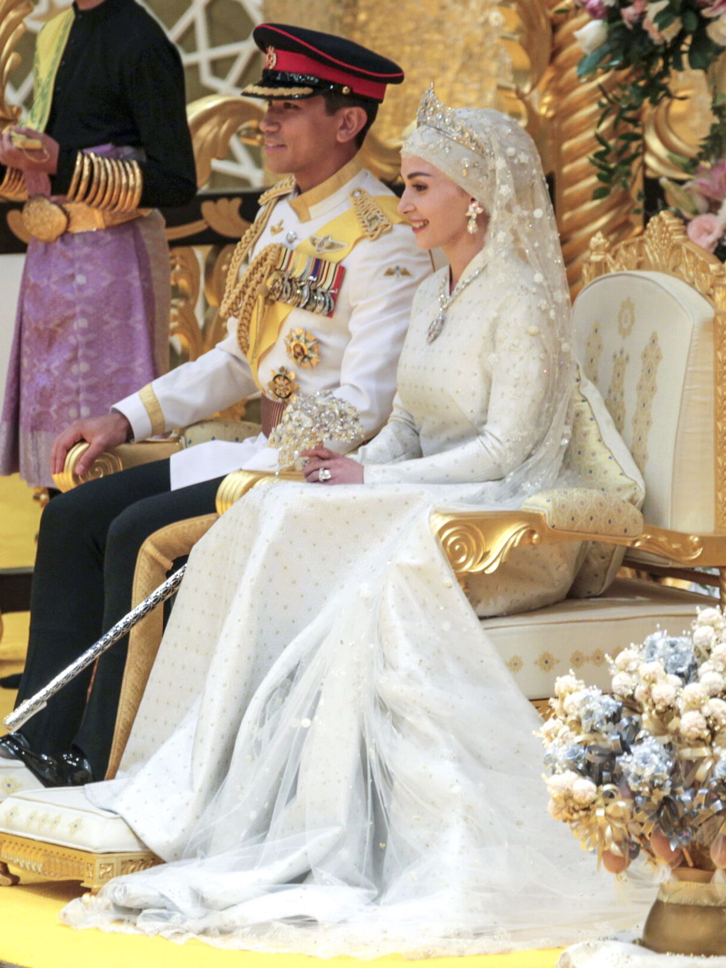 El vestido de novia seleccionado por la esposa del príncipe de Brunéi para la gran ceremonia. (EFE/Rudolf Portillo) 