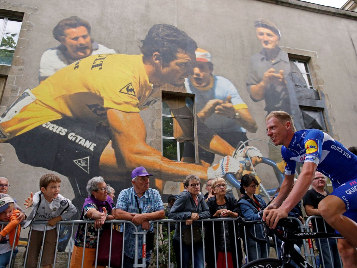Foto: Mural de Bernard Hinault en el recorrido del Tour de Francia. (Reuters)