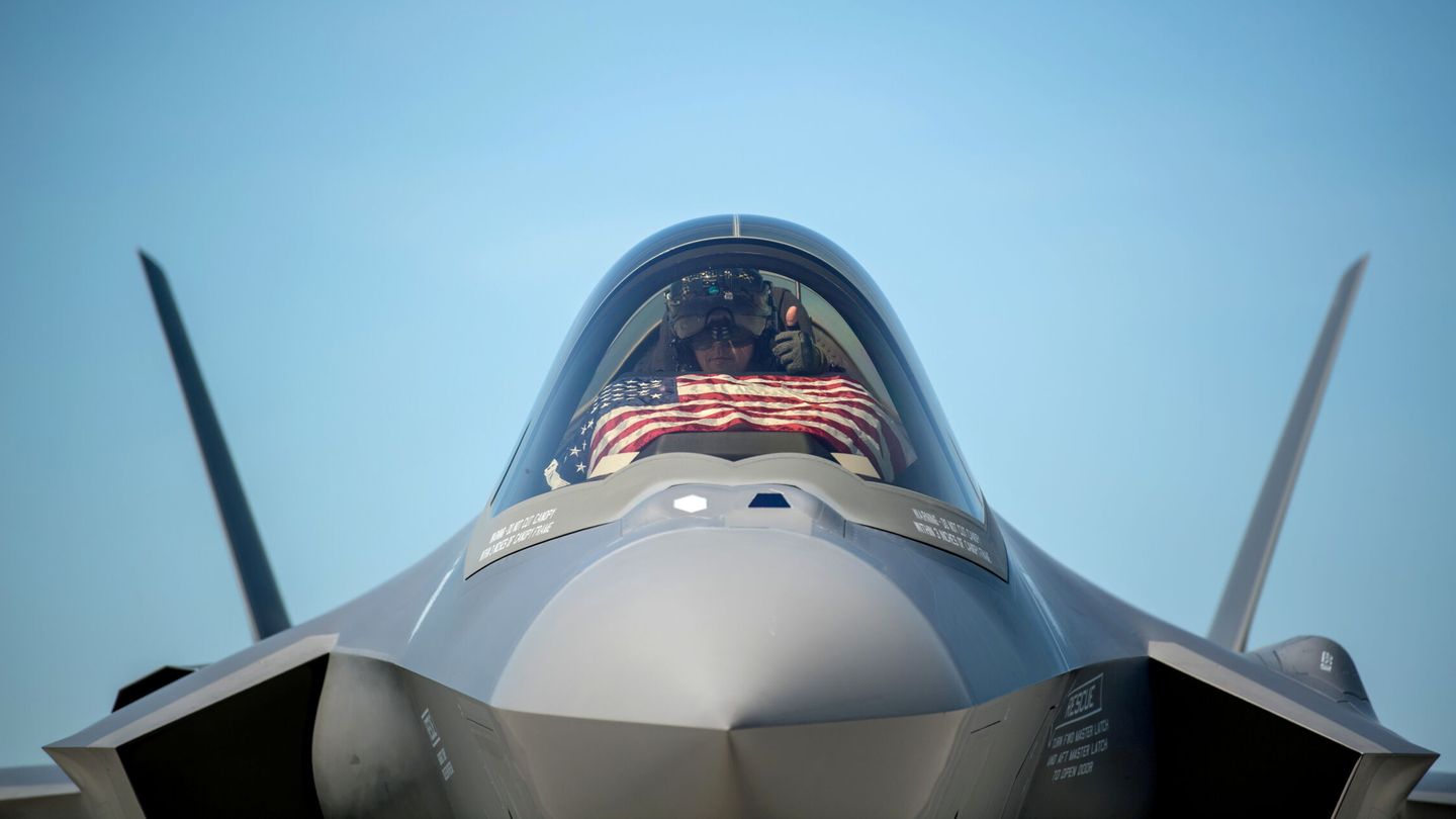 Un piloto a bordo de un F-35 estadounidense. (Reuters)
