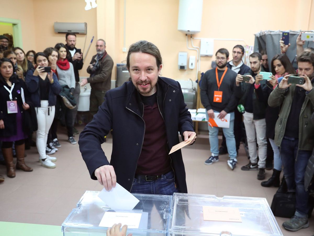 Foto: El líder de Unidas Podemos Pablo Iglesias deposita su voto en la localidad madrileña de Galapagar este domingo. (EFE)