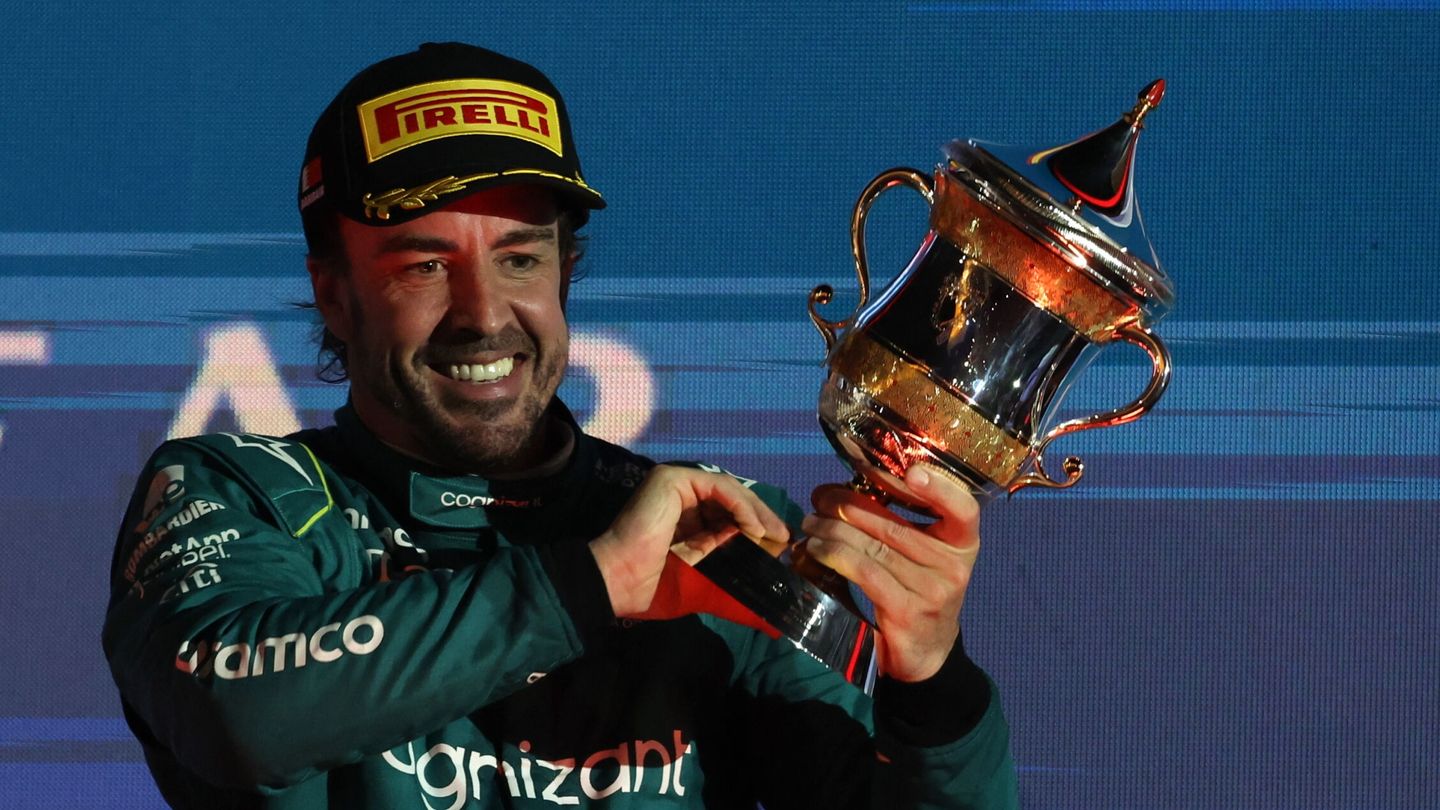 Alonso posa con su trofeo del tercer puesto. (EFE/EPA/Ali Haider) 