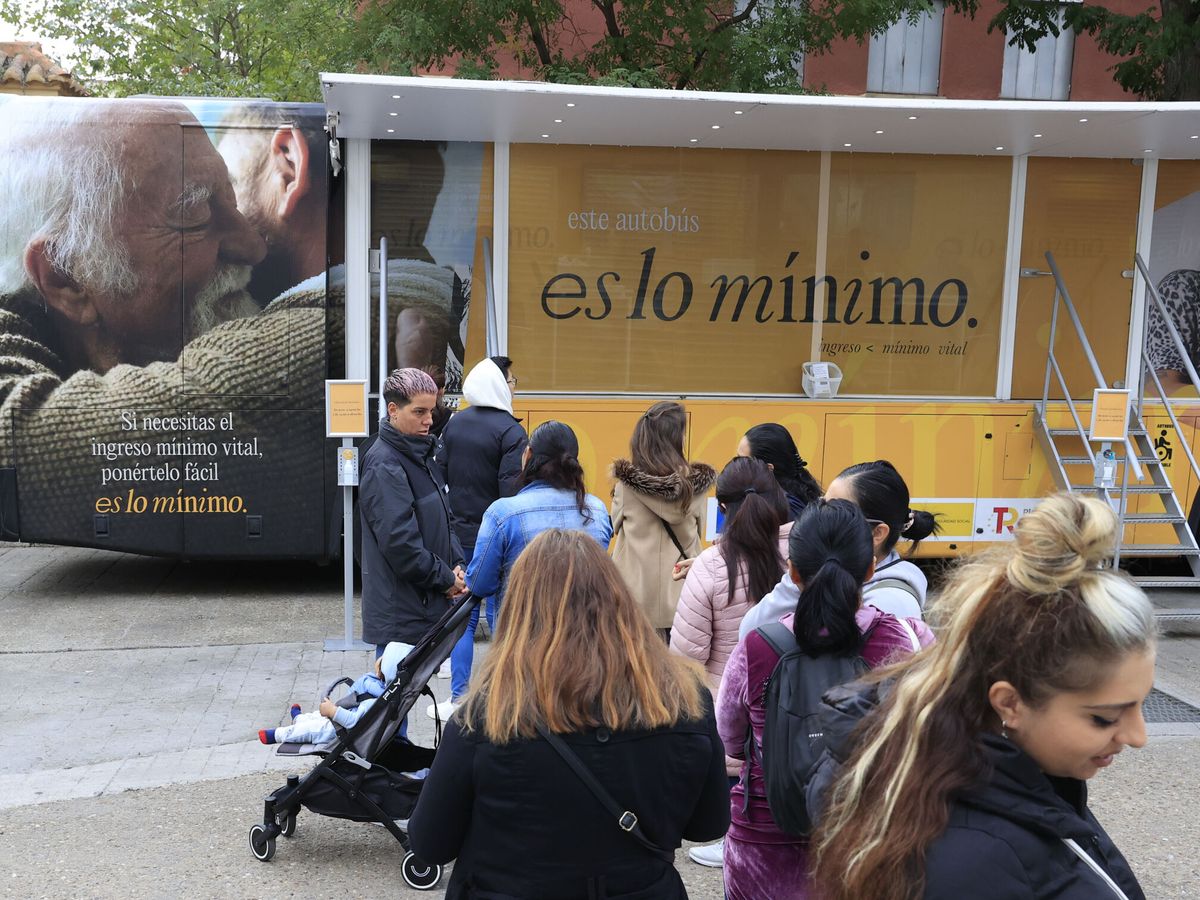 Foto: Autobús informativo del ingreso mínimo vital en Madrid. (EFE/Zipi)
