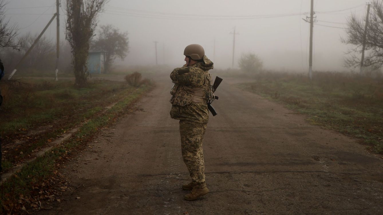 Foto: Un militar ucraniano en la región de Mikolaiv (Reuters/Valentyn Ogirenko)