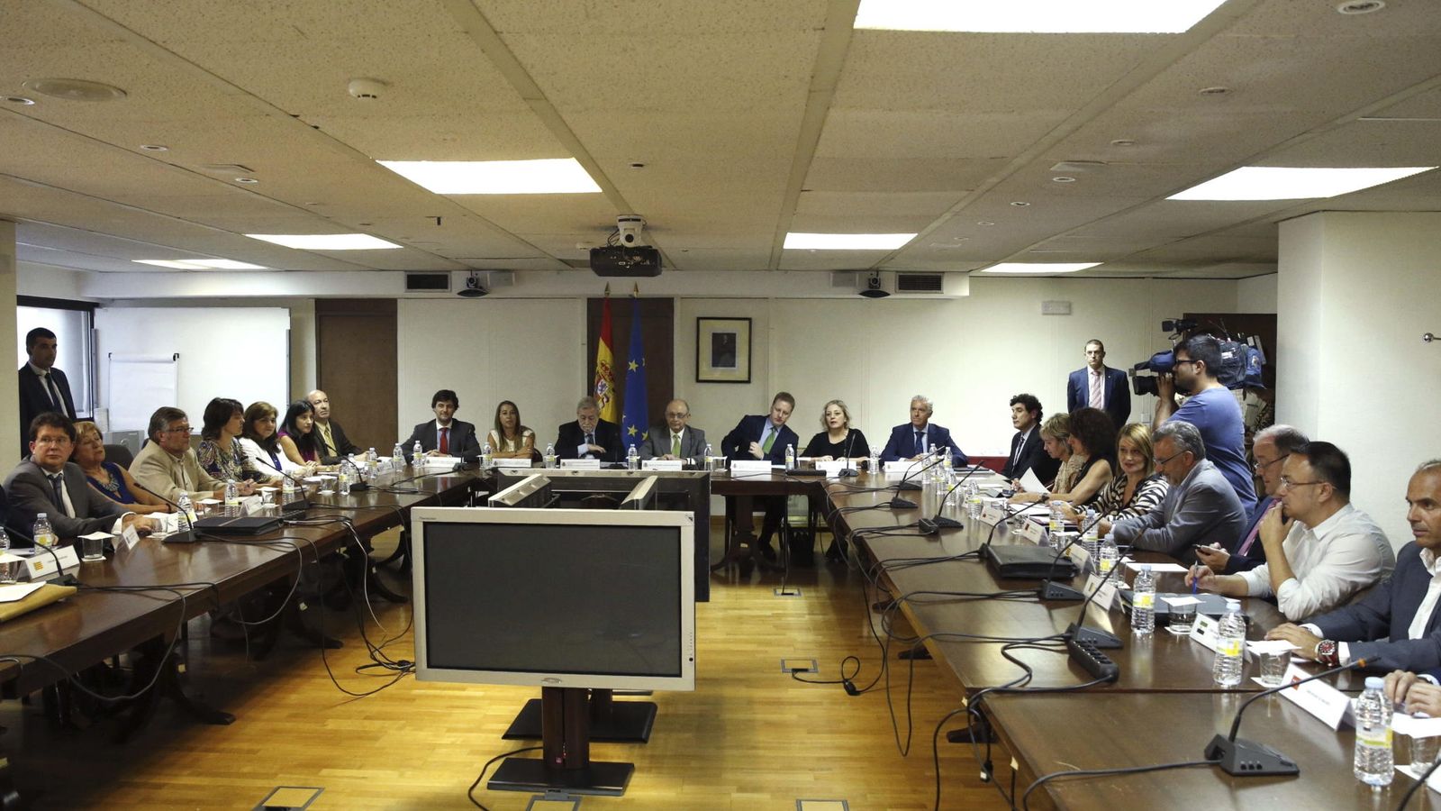 Foto: Mesa de la Administración General del Estado (AGE). (EFE)