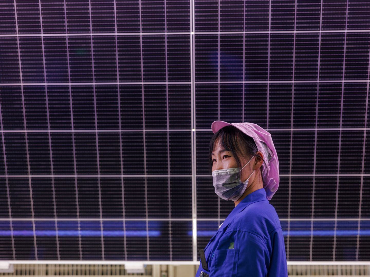 Trabajadora de una fábrica de paneles solares en China. (Reuters)