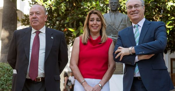Foto: El vicepresidente de la Fundación Blas Infante, Alejandro Delmás, la presidenta Susana Díaz y el presidente del Parlamento andaluz, Juan Pablo Durán (Efe).