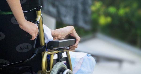 Foto: Una cuidadora sostiene la silla de ruedas de una anciana. (Pixabay)