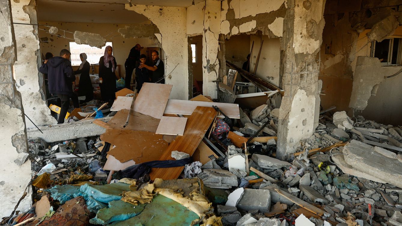 Foto: Bombardeos en un edificio de Gaza. (Reuters/Ibraheem Abu Mustafa)