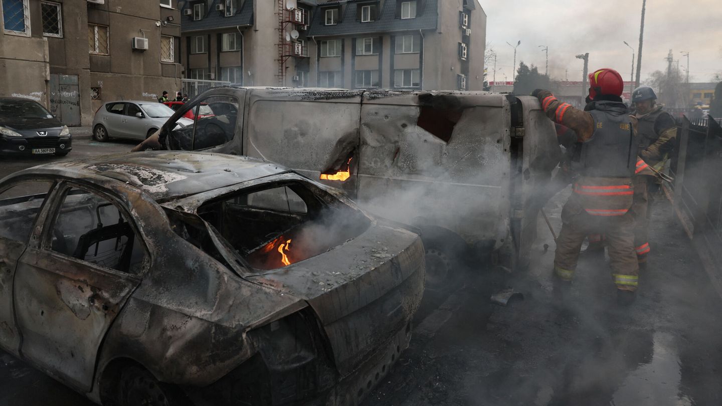 Emergency workers extinguish fire in vehicles at the site of a Russian missile strike, amid Russia?s attack on Ukraine, in Kyiv, Ukraine March 9, 2023. REUTERS Gleb Garanich