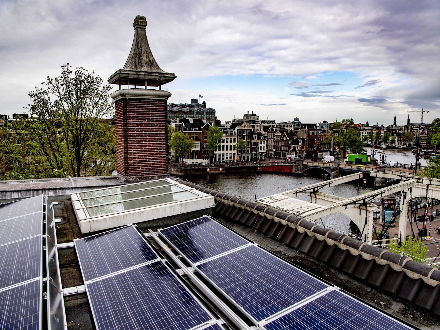 Paneles solares sobre un museo de Amsterdam. (Reuters)