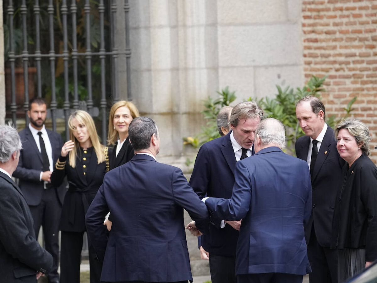 Foto: La infanta Cristina y el rey Juan Carlos I  a su llegada al funeral de Fernando Gómez-Acebo en Madrid. (LP)
