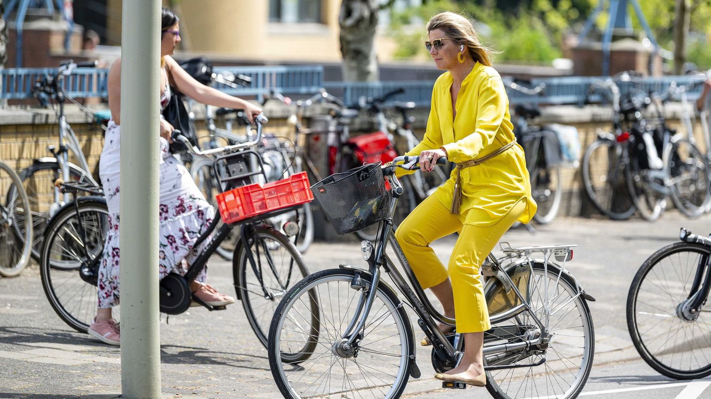 La reina Máxima, en bicicleta. (EFE)