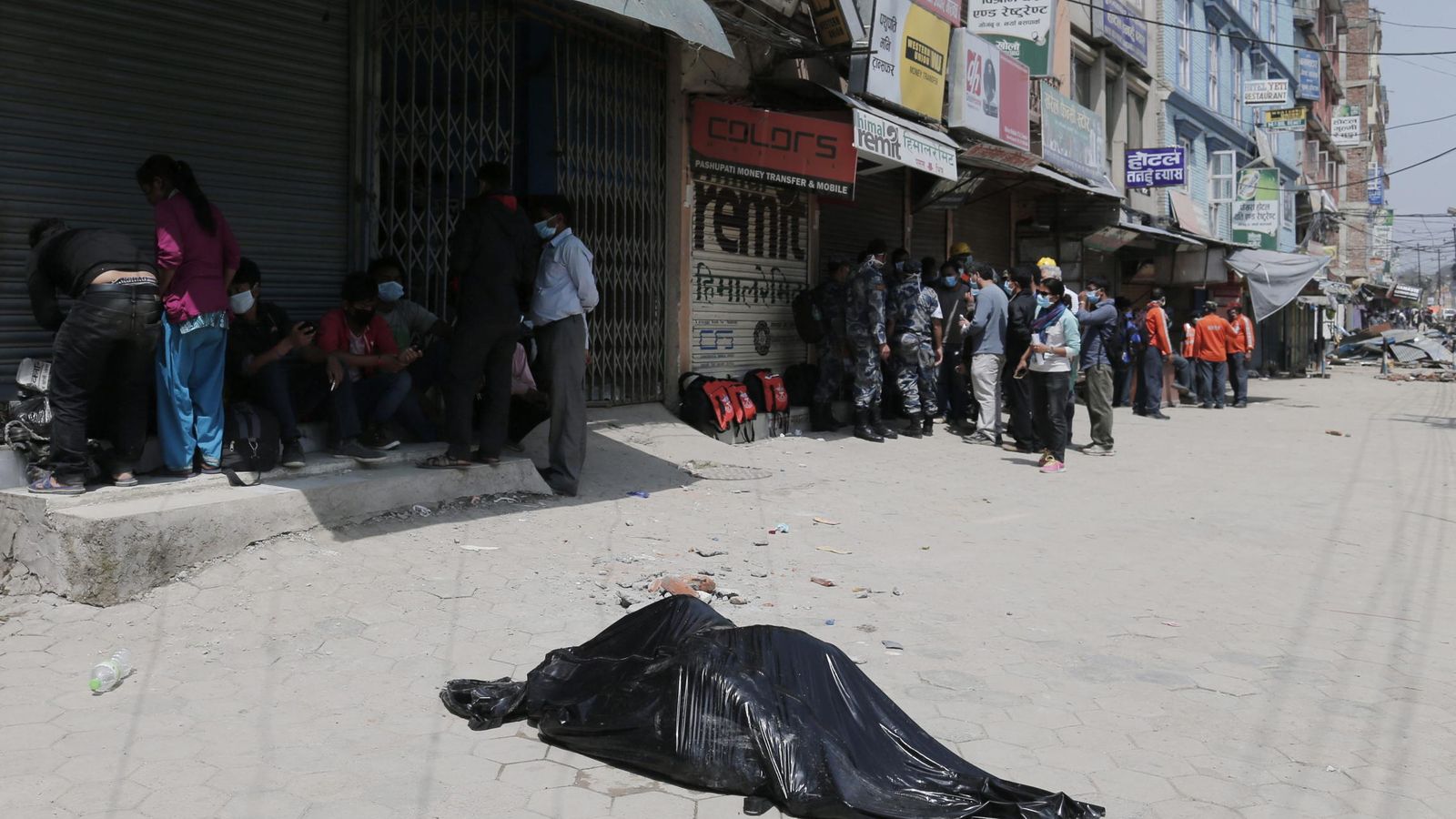 Foto: Un cadáver en medio de una calle en la que los equipos de rescate prosiguen con la búsqueda de víctimas del terremoto en Katmandú (Nepal) (EFE)