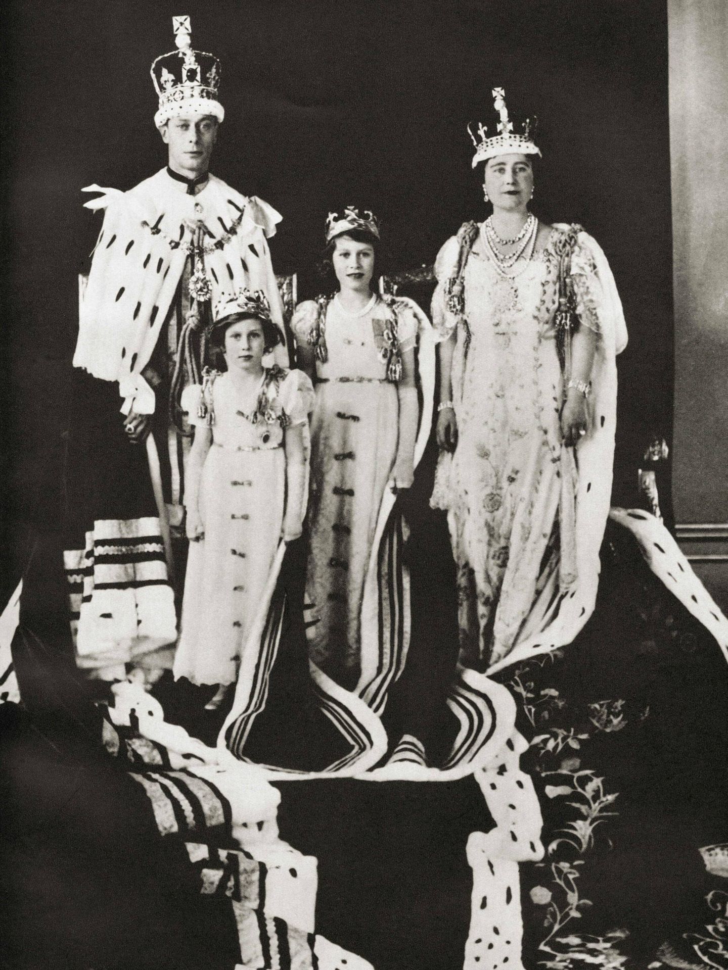 Jorge VI, con su esposa y sus hijas, el día de su coronación, en 1937. (Cordon Press)