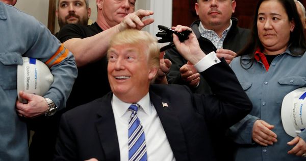 Foto: El presidente Trump se deshace del bolígrafo usado para firmar la proclamación de aranceles sobre las importaciones de acero y aluminio en la Casa Blanca, el 8 de marzo de 2018. (Reuters)