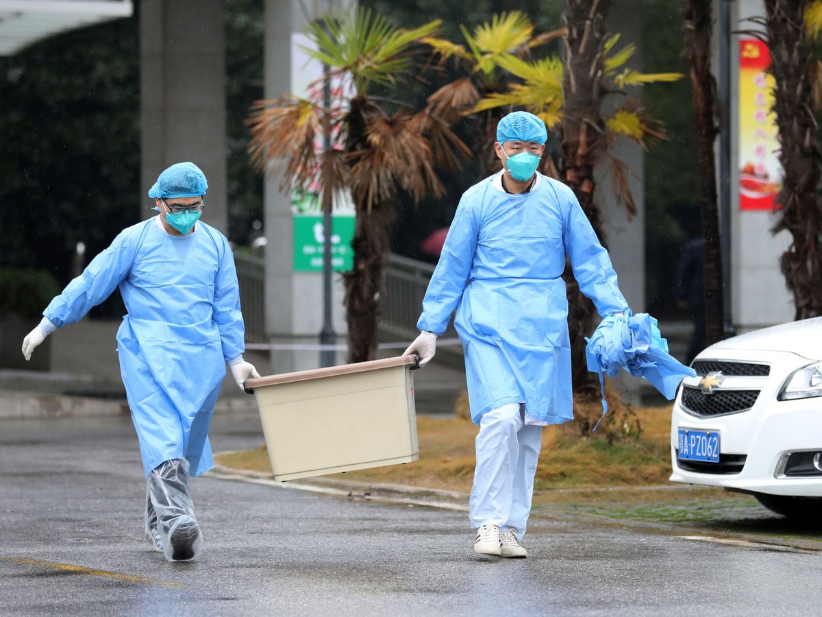 Foto: Personal médico de un hospital chino donde hay ingresados varios pacientes con el 'virus de Wuhan'. (Reuters)