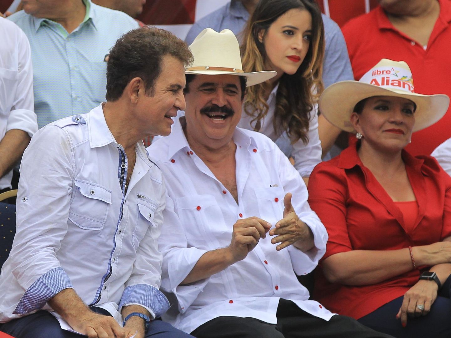 El candidato Salvador Nasralla (i), el expresidente Manuel Zelaya (c) y su esposa Xiomara Castro (d). (EFE)