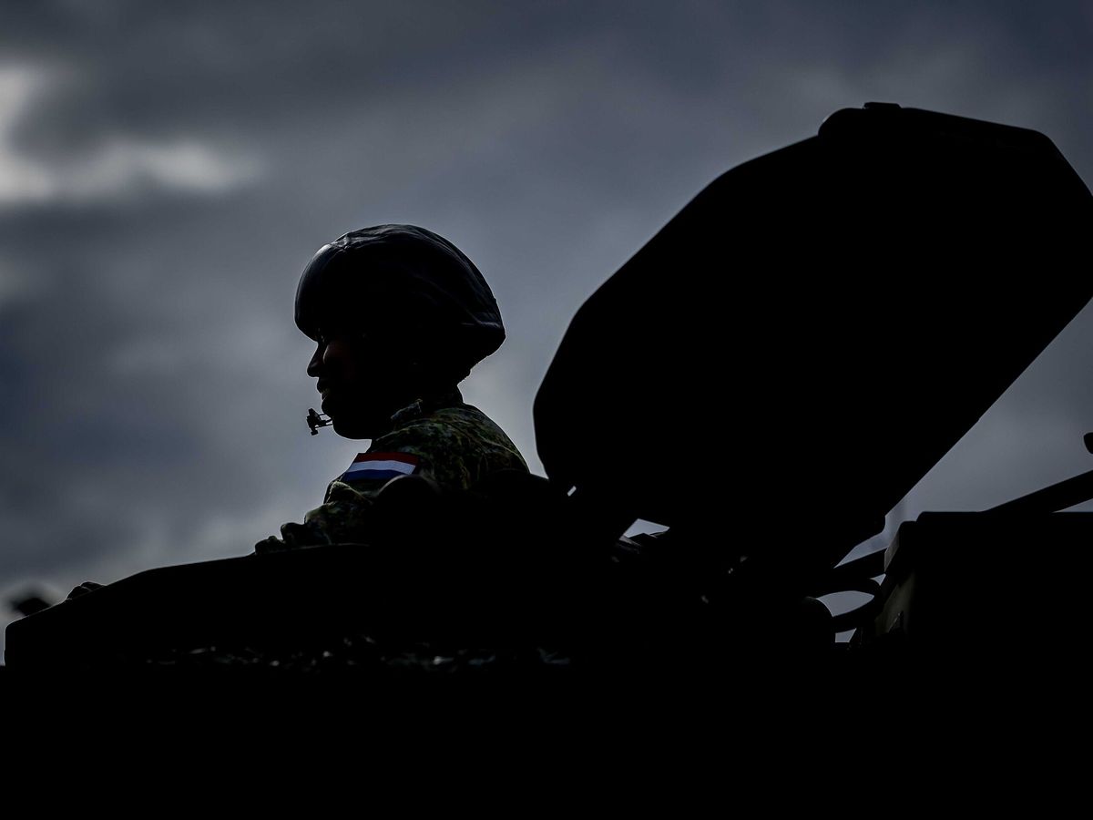 Foto: Un soldado conduce un vehículo durante los preparativos finales del ejército holandés en el ejercicio de la OTAN. (EFE / Remko De Waal)