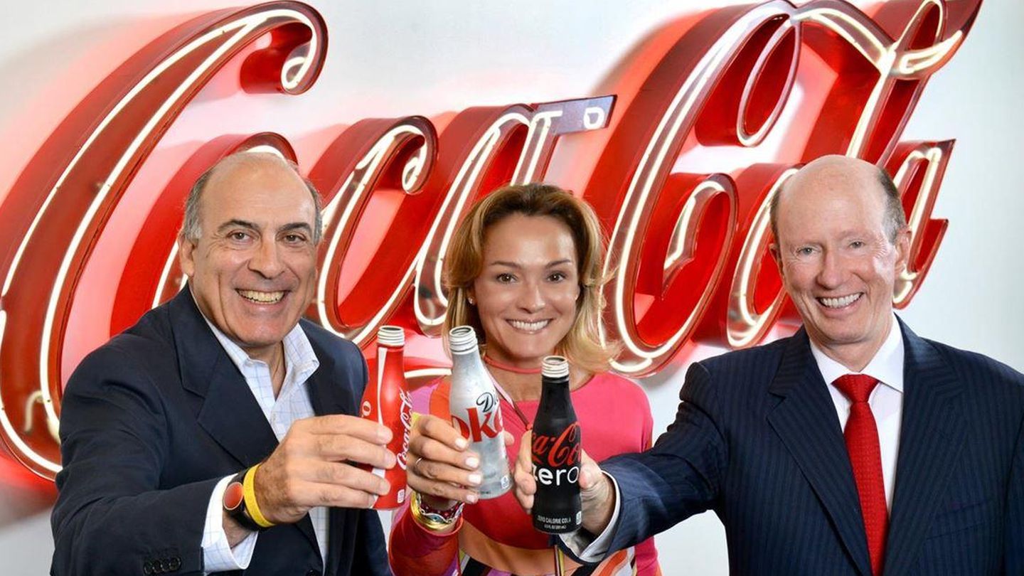 Sol Daurella, en el centro, brindando con una Coca-Cola. (EFE)