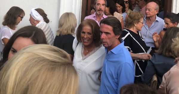 Foto: Aznar y Botella, en el adiós marbellí a Arturo Fernández. (VA)
