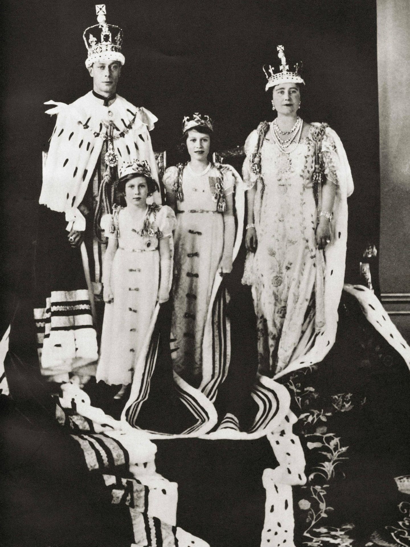 El rey George VI, la reina Isabel y sus hijas, en el día de su coronación, en 1937. (Ken Welsh/Design Pics via ZUMA Wire)