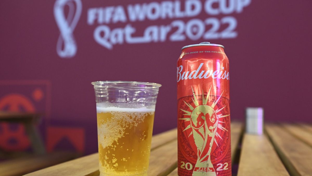 Funda de Coca Cola en mano: el arriesgado truco para colar alcohol en los estadios de Qatar