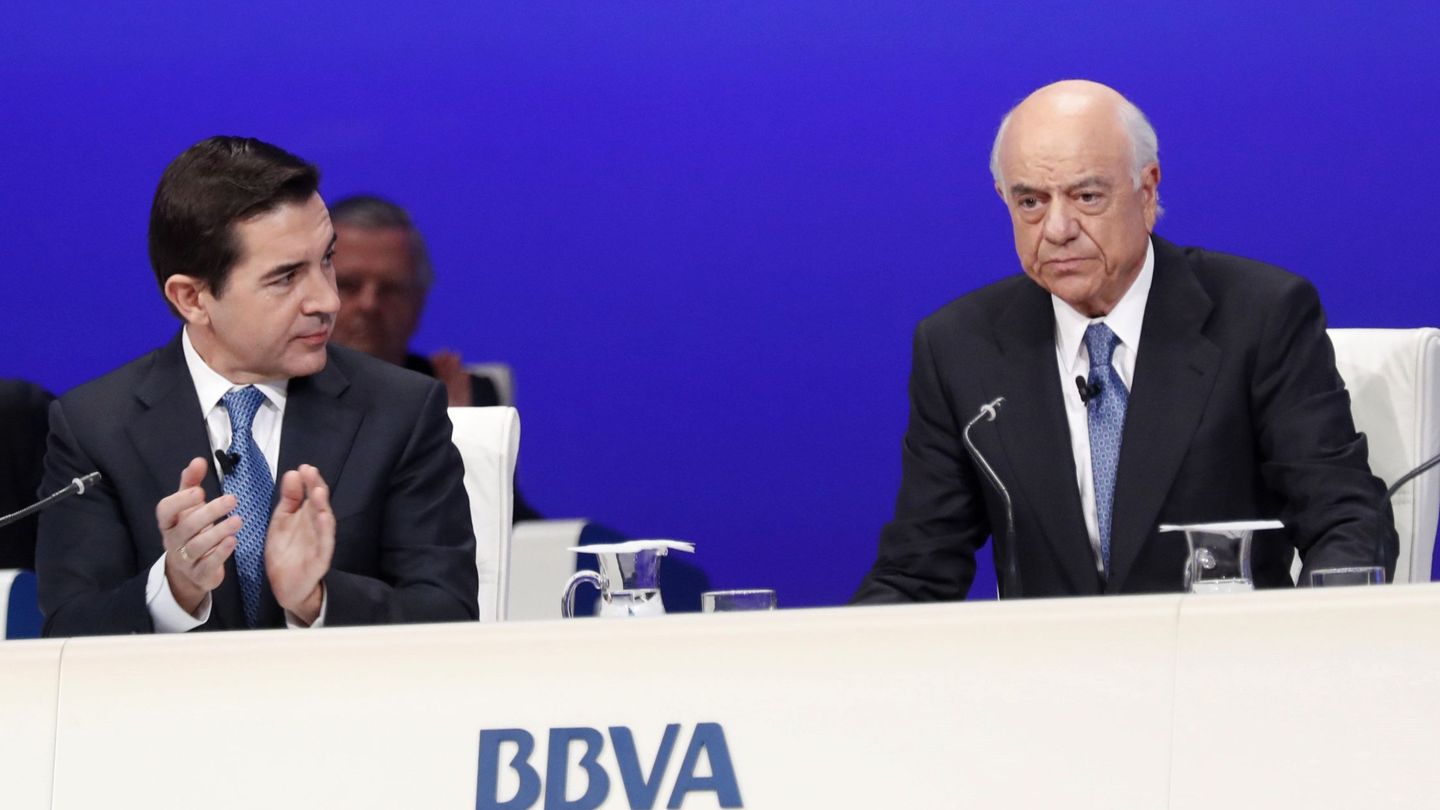 Carlos Torres (i), presidente de BBVA, y su predecesor, Francisco González (d), en en 2018. (EFE)