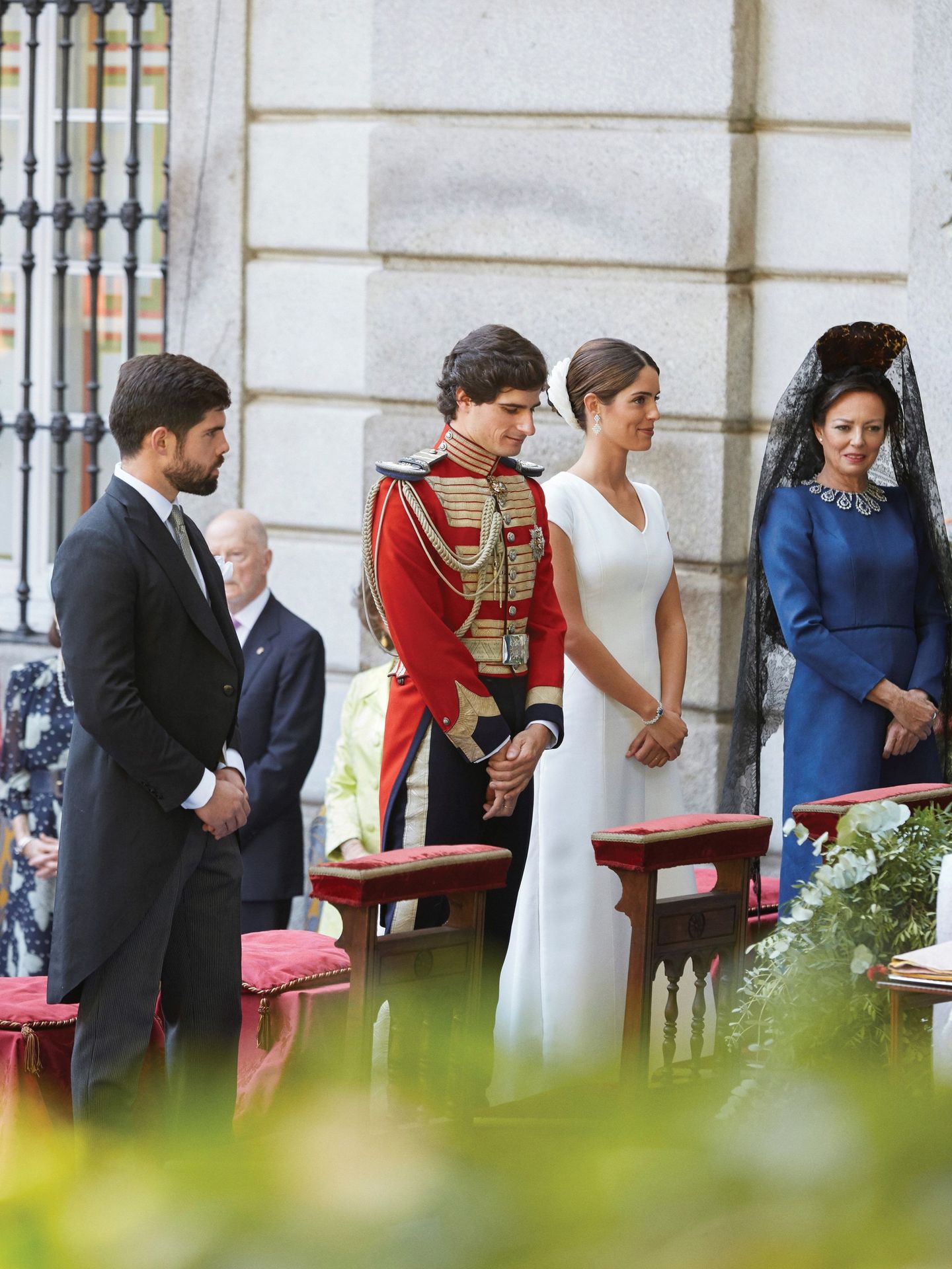 Los duques de Huéscar, el día de su boda junto a Matilde Solís y Fernando Palazuelo Barroso, hermano de la novia. (EFE)