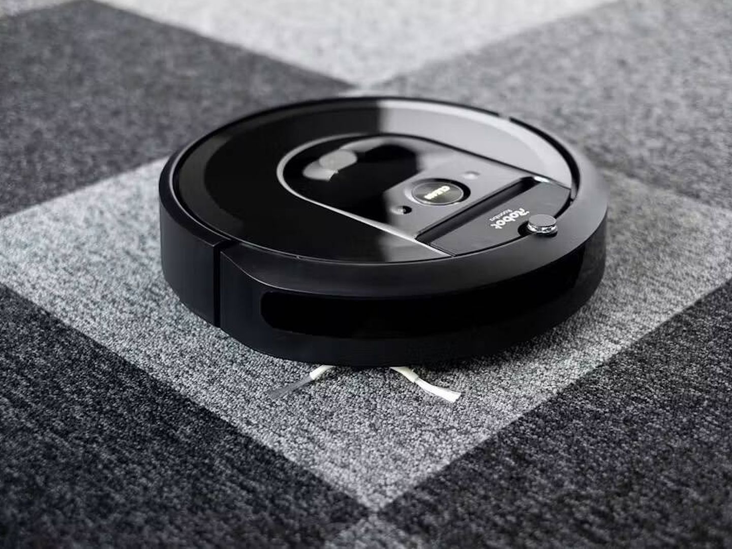 El pequeño hueco gris en la parte superior de este robot aspirador Roomba contiene una cámara. (Kārlis Dambrāns/Flickr)