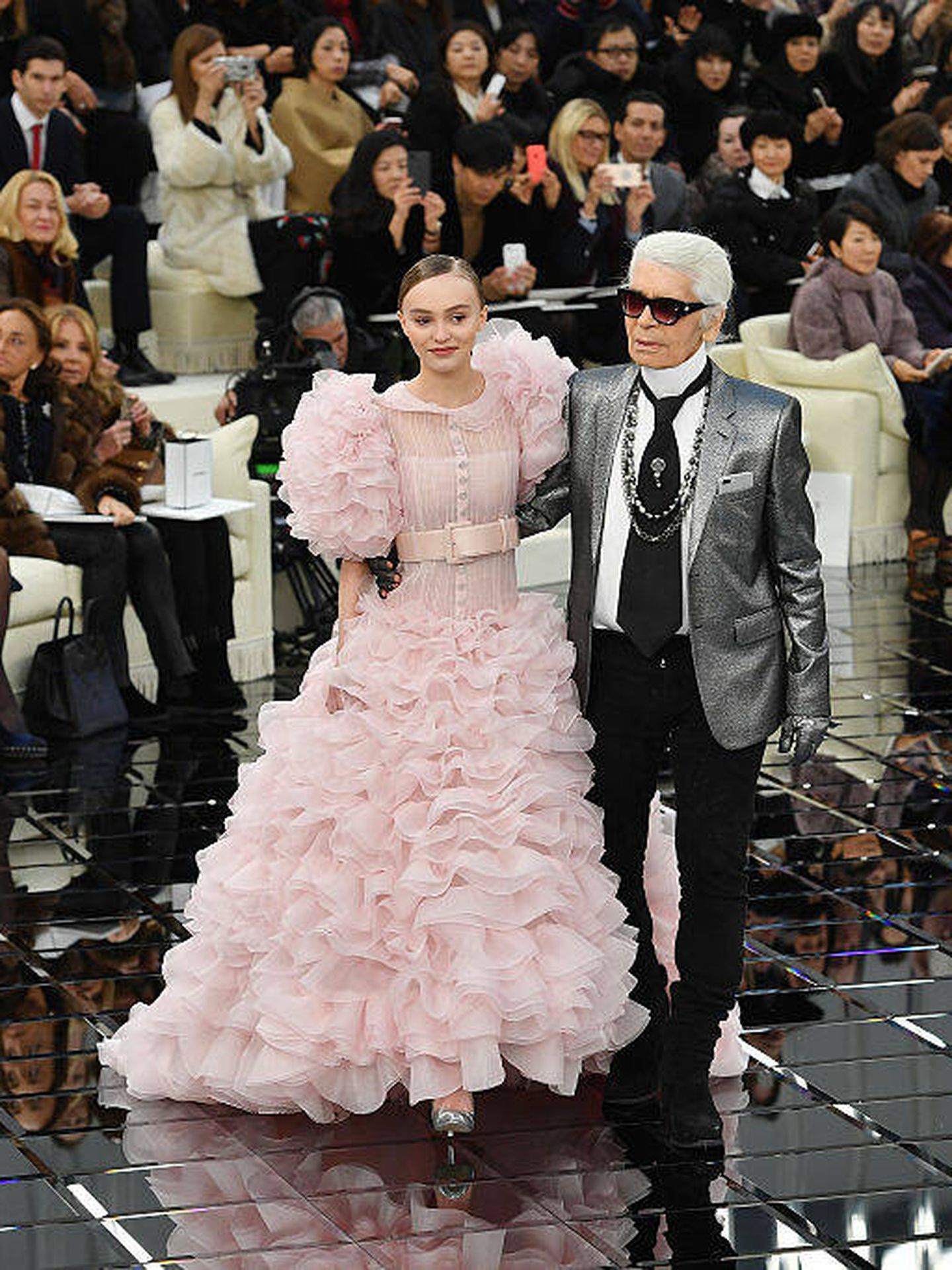 Lily Rose-Deep, junto a Karl Lagerfeld en el cierre de un desfile de Chanel. (Getty)